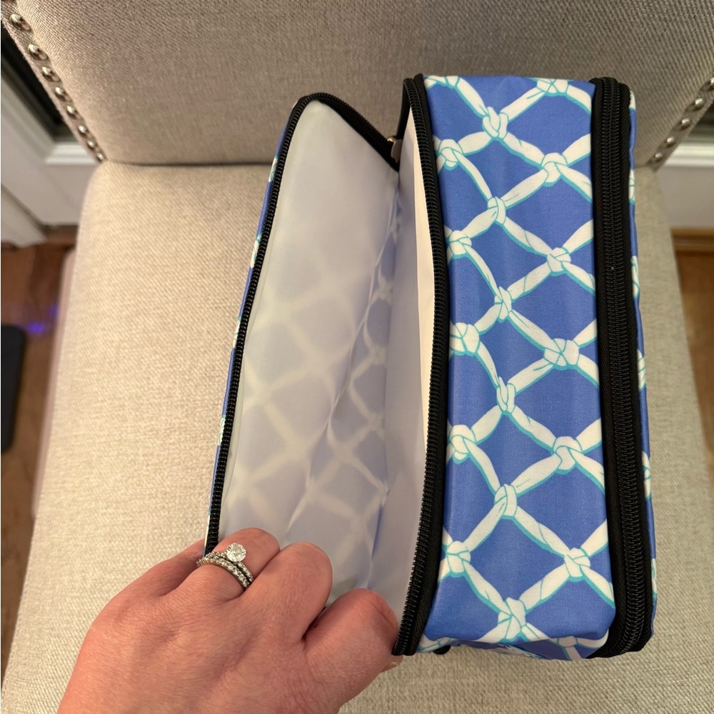 Scout “3-Way Toiletry Bag” Blue with White Rope-Link Pattern - *LIKE NEW* - Picture 6 of 7